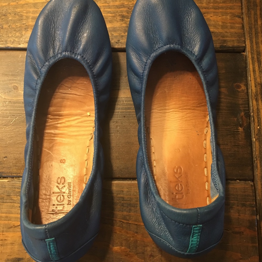Size 8 cobalt blue tieks in used condition